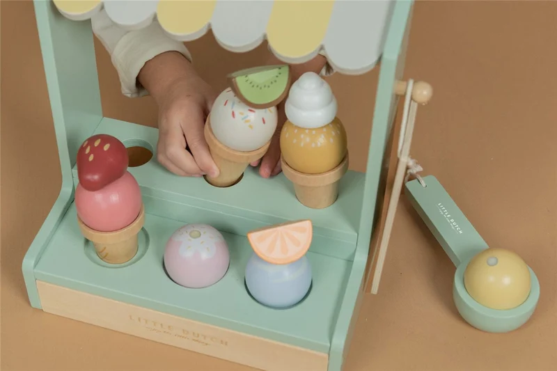 Puesto de helados de madera · Little Dutch