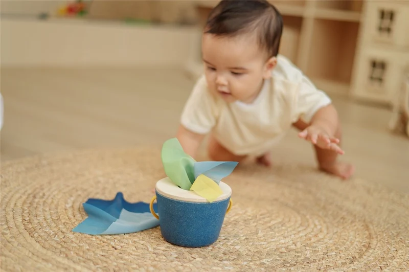 Cubo encaja pañuelos Montessori · Plantoys