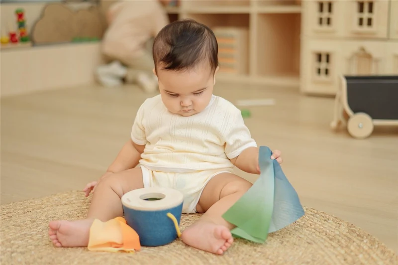 Cubo encaja pañuelos Montessori · Plantoys
