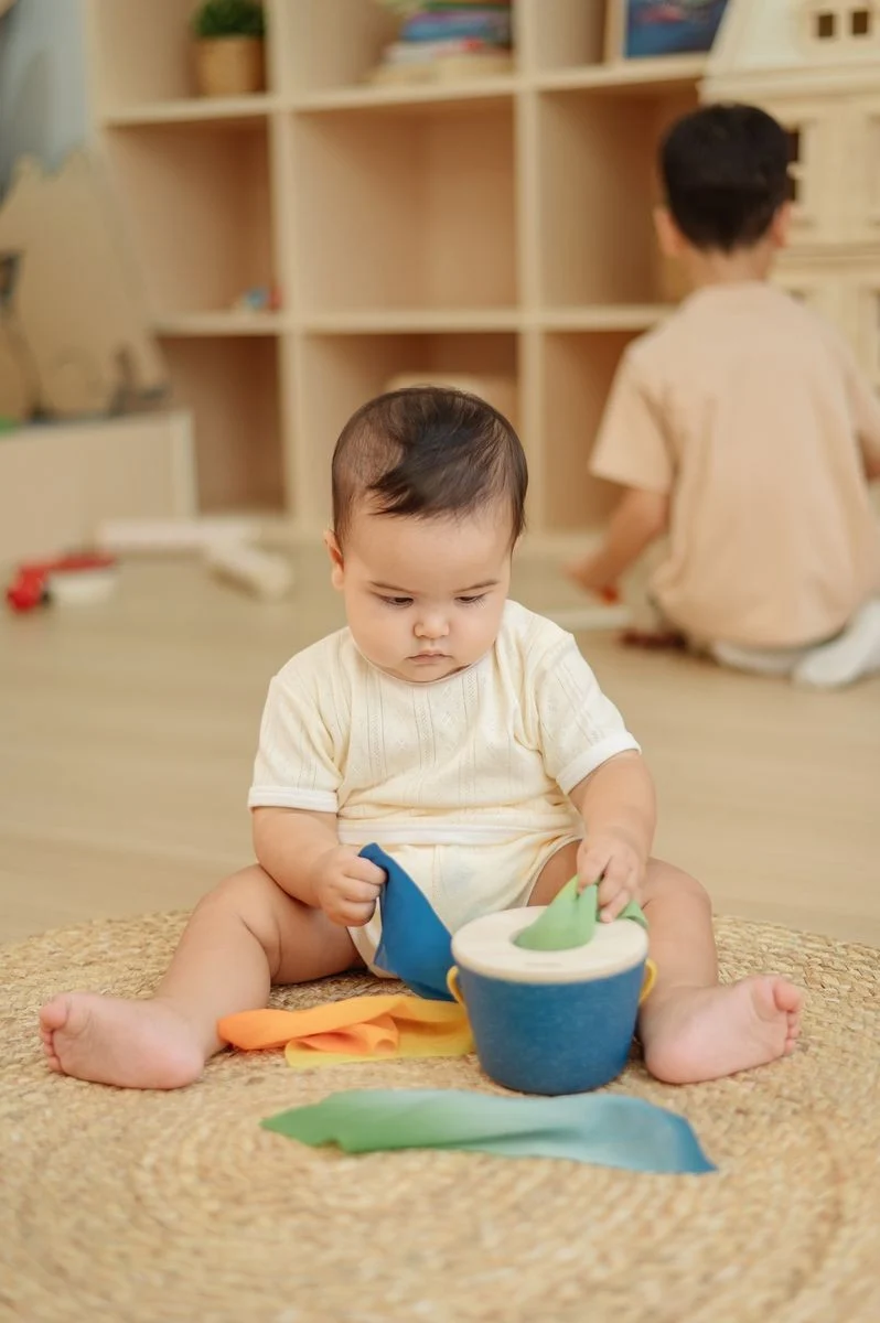 Cubo encaja pañuelos Montessori · Plantoys
