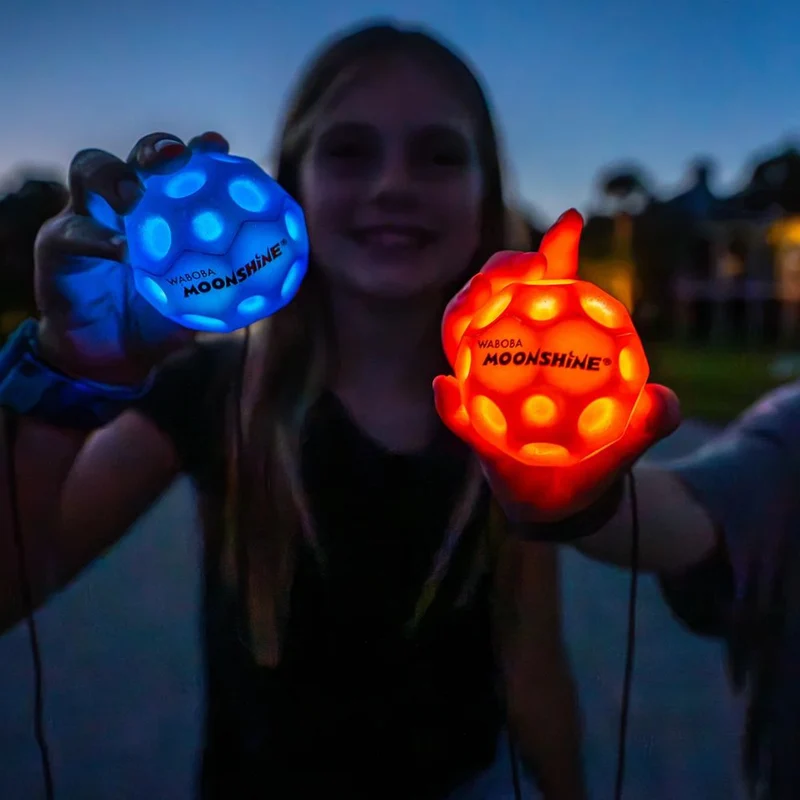 Pelota con cuerda elástica para muñeca LED · Waboba
