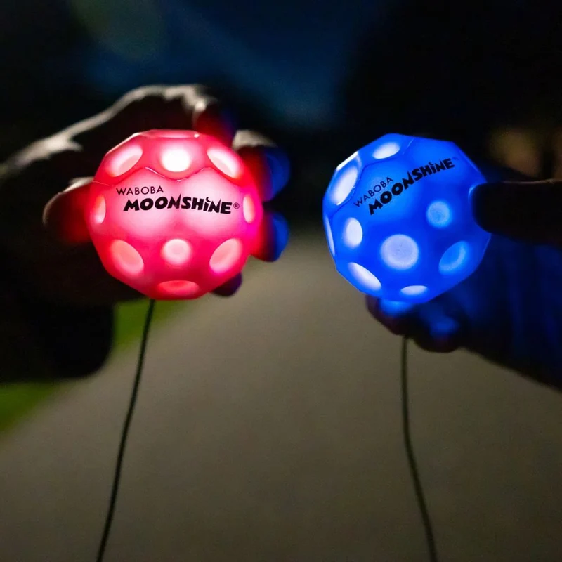 Pelota con cuerda elástica para muñeca LED · Waboba
