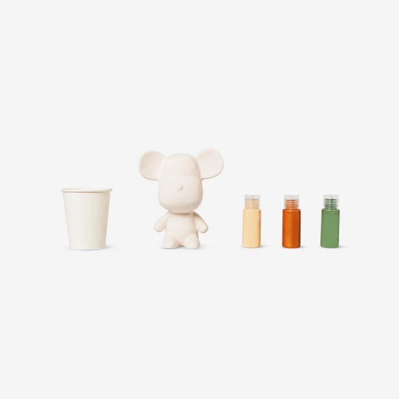 Paint pouring kit with animal figure