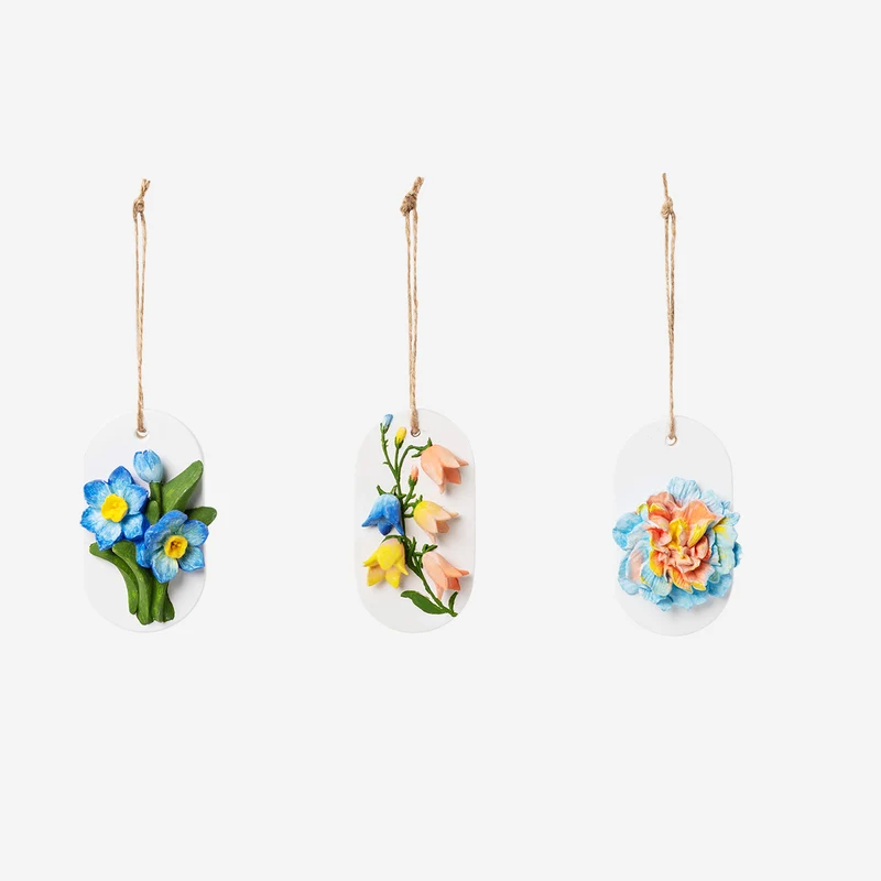 DIY floral plaster decorations for hanging