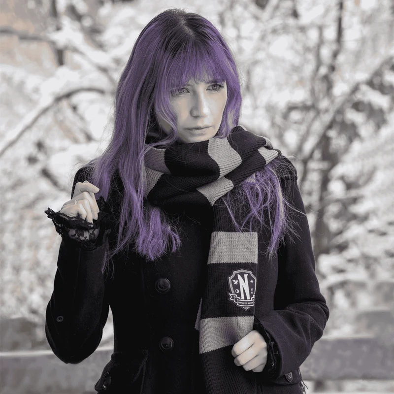 Bufanda 'Nevermore' de Netflix - Estilo Wednesday Addams
