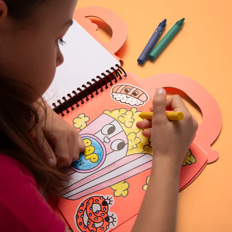 Libro con pinturas y pegatinas Yummi · OMY