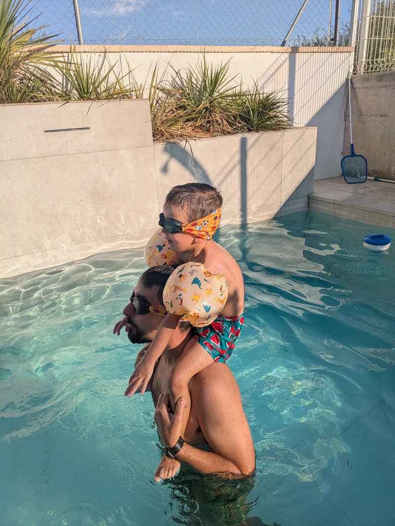 Gafas infantiles azul oscuro con turbante Dinos · Fun Water