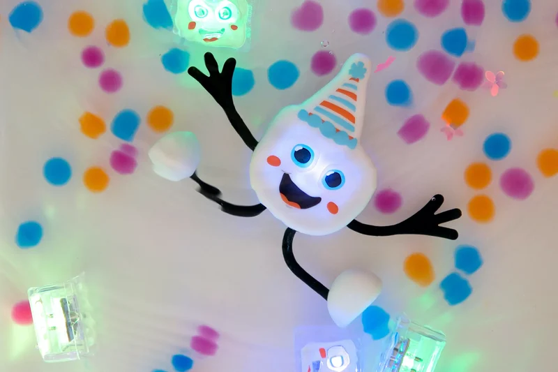 GloPals Set Personaje + 2 Cubos luz PARTY Multicolor