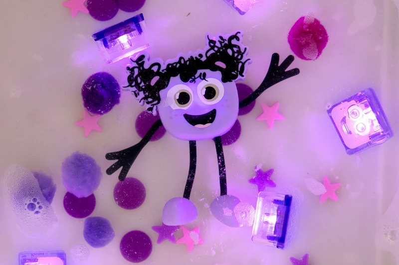 GloPals Set Personaje + 2 Cubos luz LUMI Lila