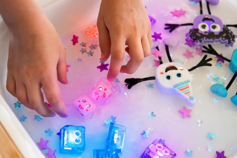 GloPals Set Personaje + 2 Cubos luz LUMI Lila