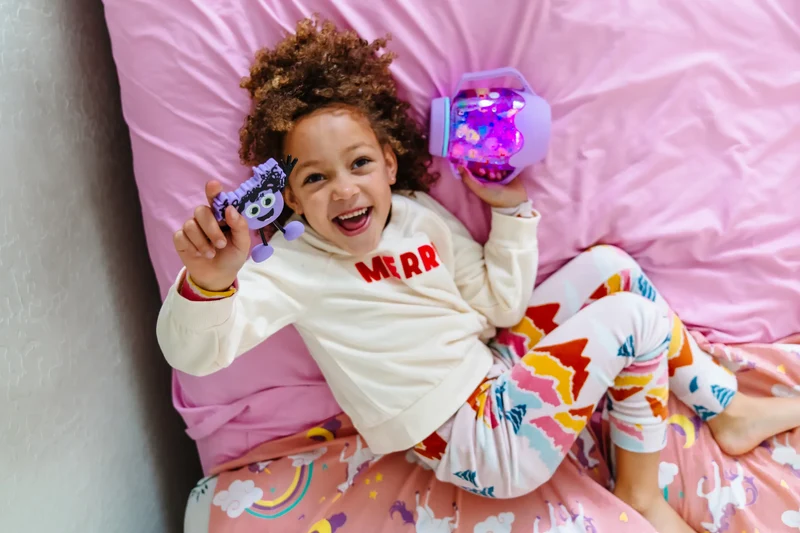 GloPals Set Personaje + 2 Cubos luz LUMI Lila