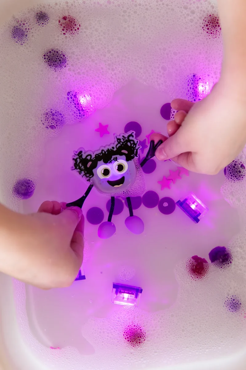GloPals Set Personaje + 2 Cubos luz LUMI Lila