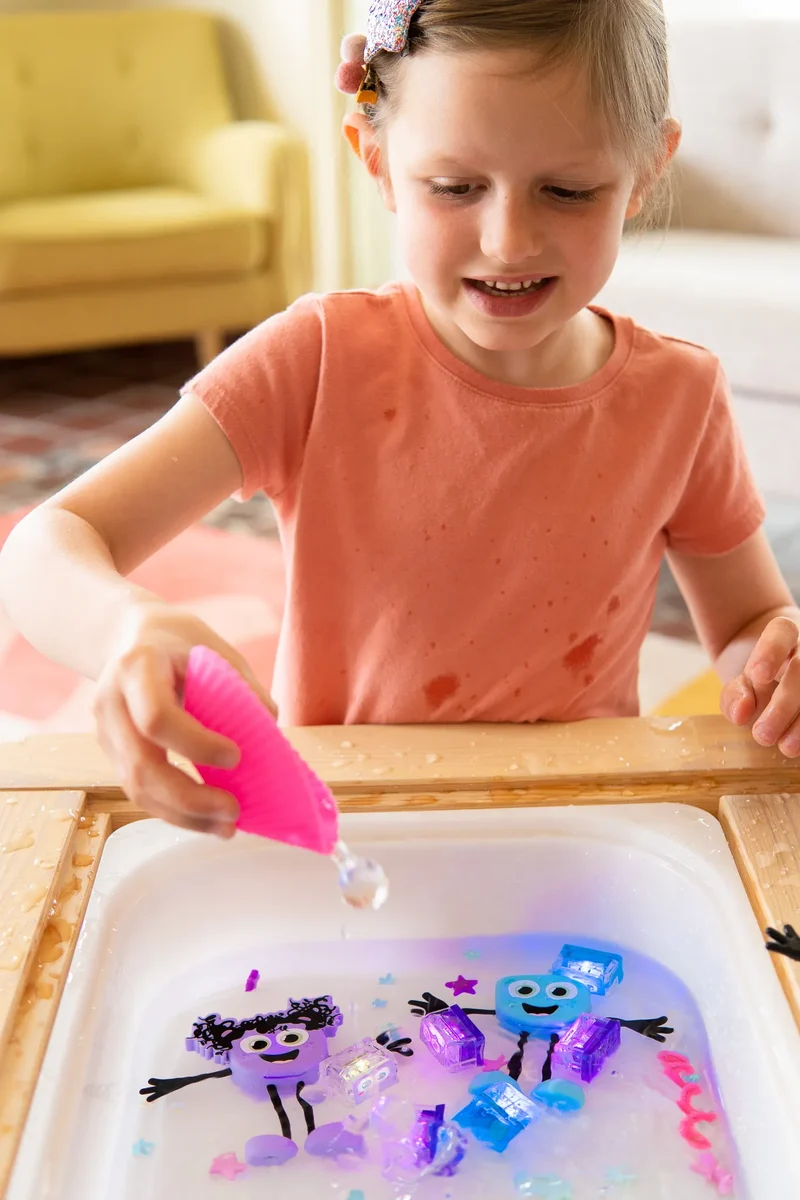 GloPals Set Personaje + 2 Cubos luz LUMI Lila