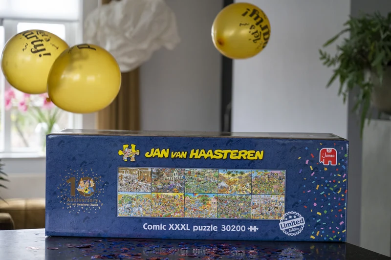 Jan van Haasteren - 10 Years Jan van Haasteren - XXXL Puzzle (30.200 pieces)