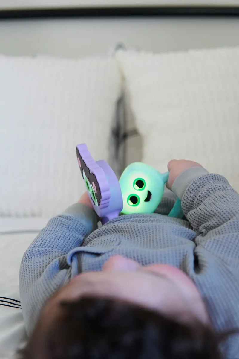 Sonajero / Mordedor GloPals · LUMI Lila