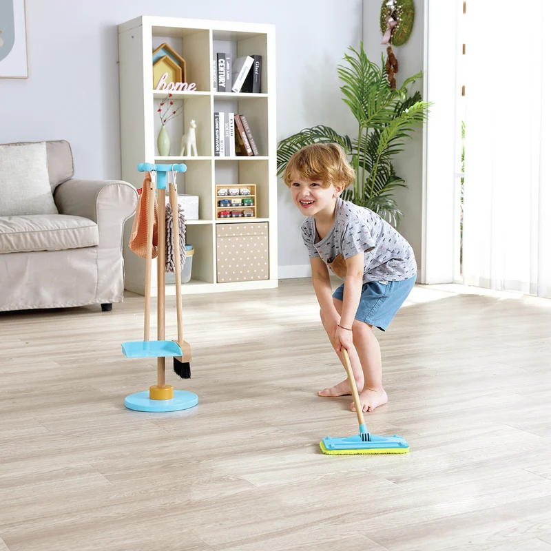 Juego de limpieza con escoba · Hape