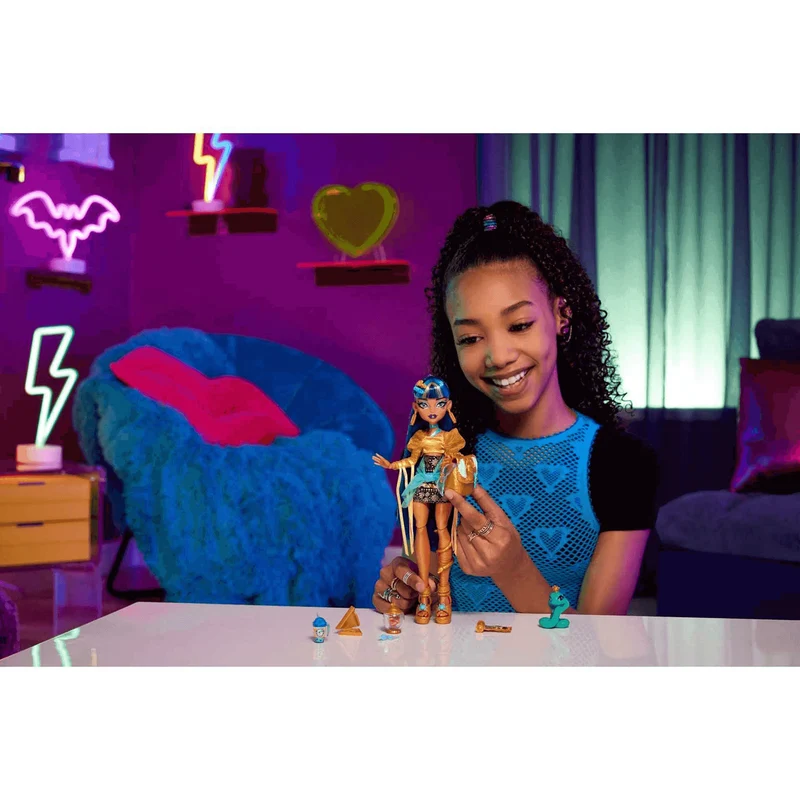 Monster High Muñeca Cleo De Nile de Monster High Estilo Divino con Mascota Cobra Hissette