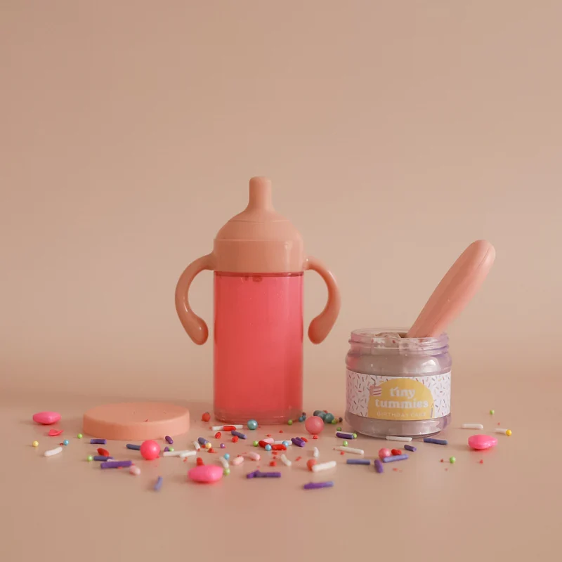 Pack cumpleaños Biberón Mágico y Potito con cuchara para muñecos · Tiny Harlow
