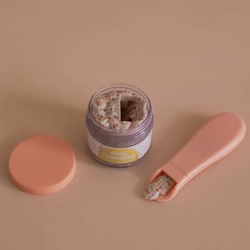 Pack cumpleaños Biberón Mágico y Potito con cuchara para muñecos · Tiny Harlow