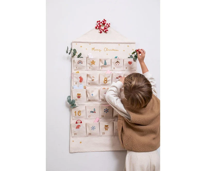 Calendario de adviento bordado · Monneka