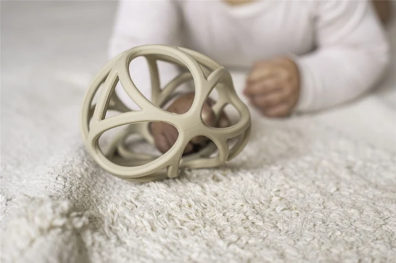 Pelota sensorial silicona arena · Little Dutch
