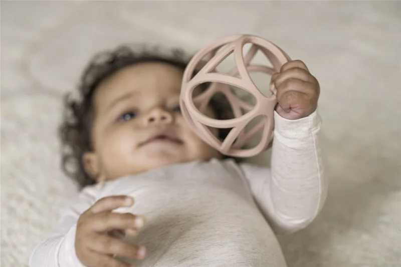 Pelota sensorial silicona rosa · Little Dutch