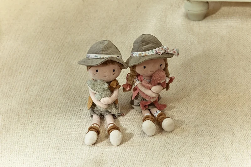 Rosa Exploradora Muñeca Blandita Safari · Little Dutch