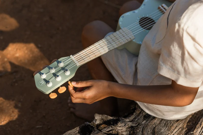 Guitarra de madera verde FSC Safari Friends · Little Dutch