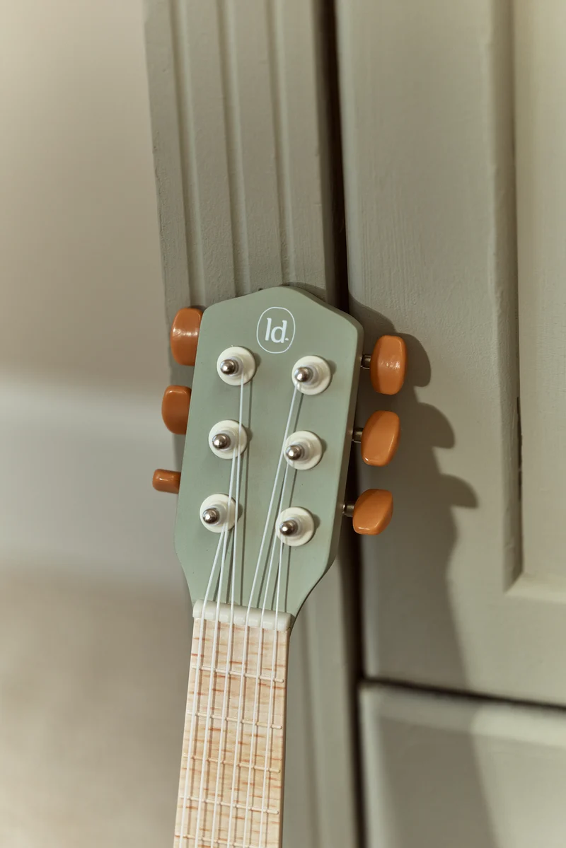 Guitarra de madera verde FSC Safari Friends · Little Dutch