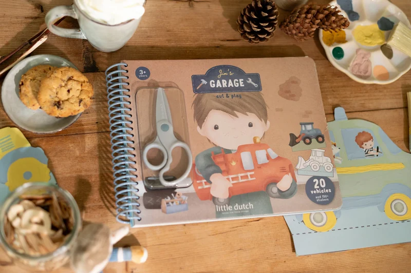 Libro de recortar y pintar vehiculos · Little Dutch