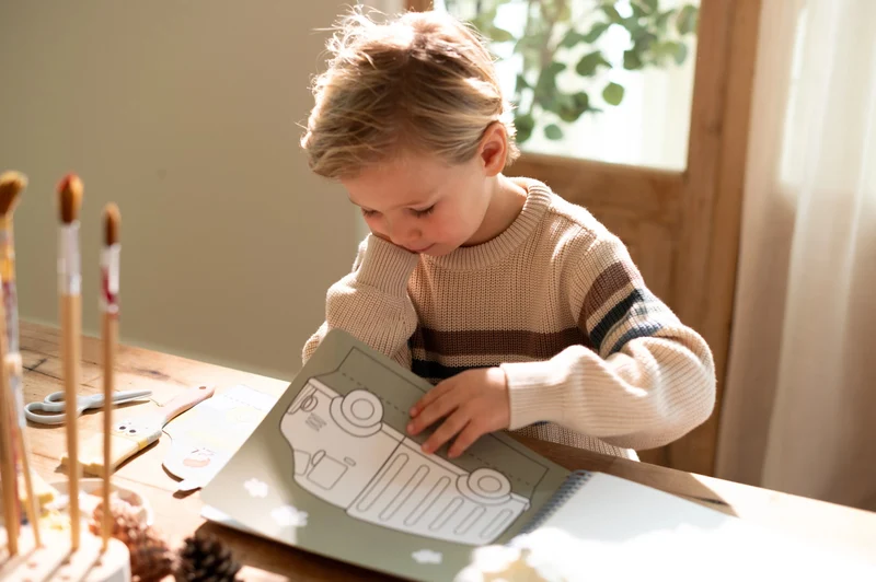 Libro de recortar y pintar vehiculos · Little Dutch
