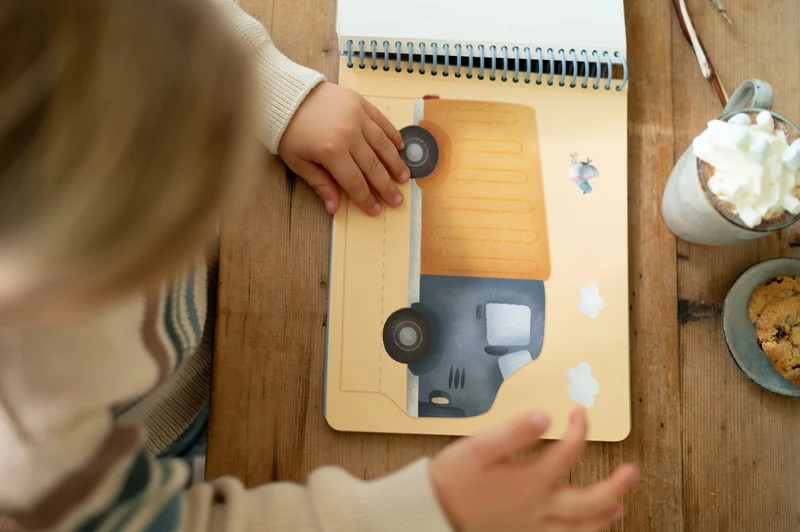 Libro de recortar y pintar vehiculos · Little Dutch