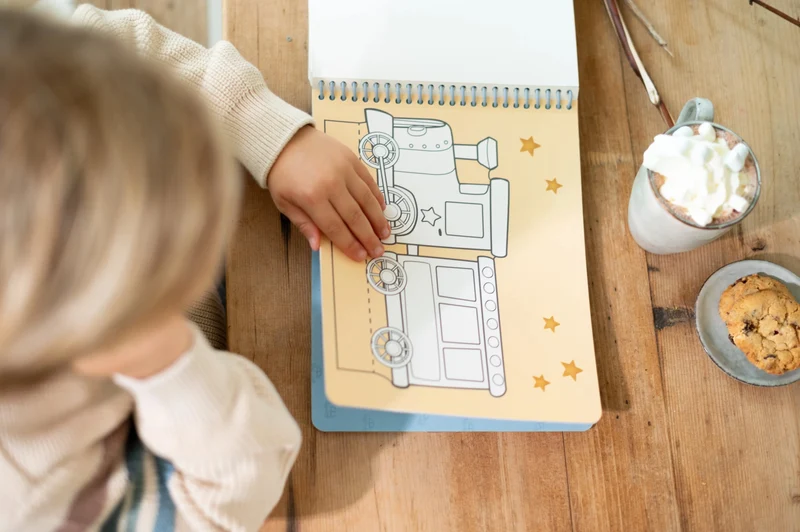 Libro de recortar y pintar vehiculos · Little Dutch