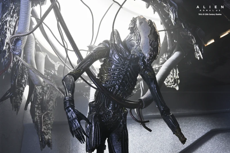 NECA Figura de Accion: Alien Romulus - Xenomorfo XX121 de laboratorio suspendido Deluxe 7 Pulgadas