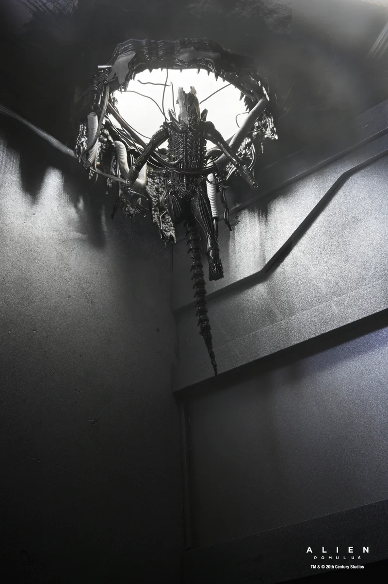 NECA Figura de Accion: Alien Romulus - Xenomorfo XX121 de laboratorio suspendido Deluxe 7 Pulgadas