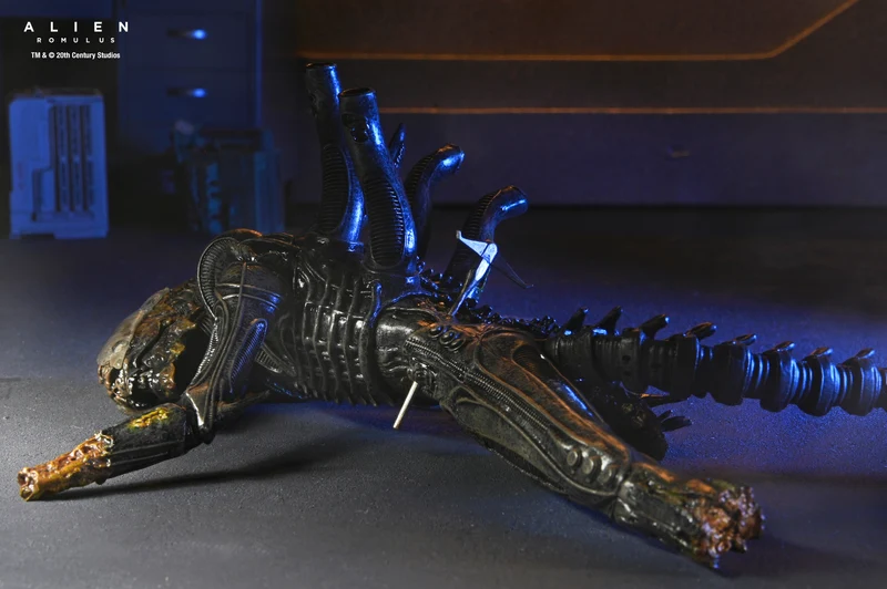 NECA Figura de Accion: Alien Romulus - Xenomorfo XX121 de laboratorio suspendido Deluxe 7 Pulgadas