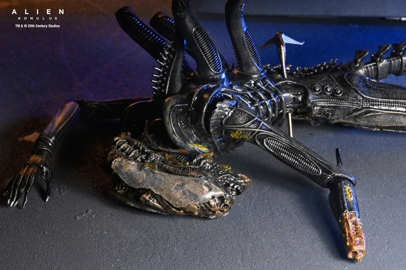 NECA Figura de Accion: Alien Romulus - Xenomorfo XX121 de laboratorio suspendido Deluxe 7 Pulgadas