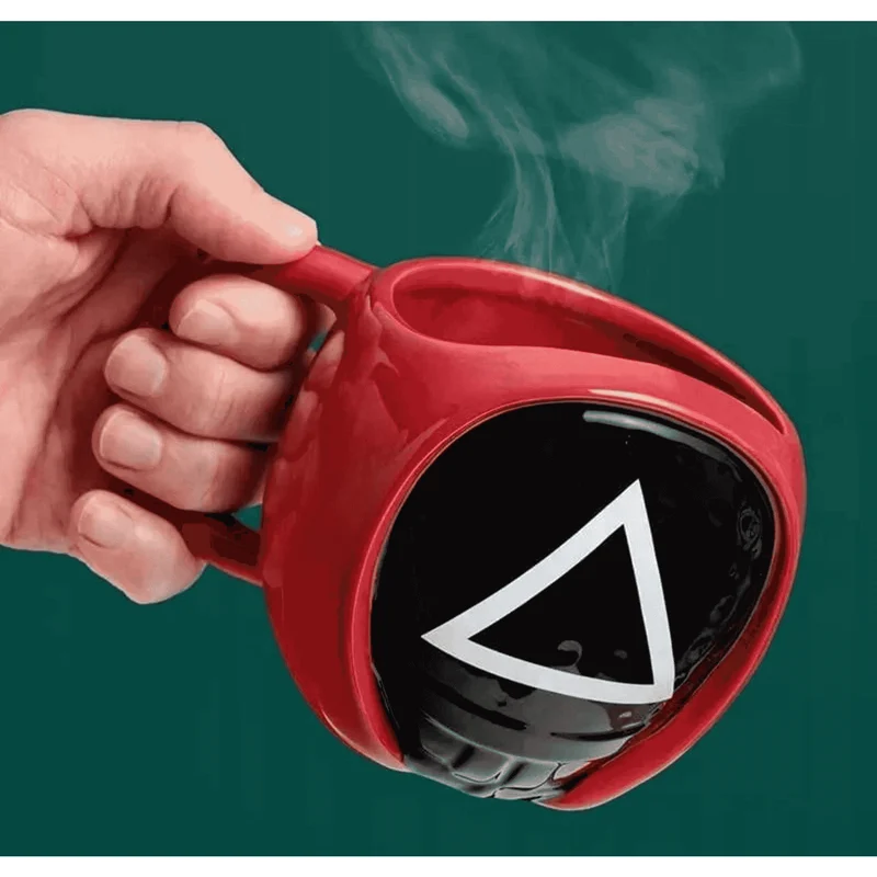 Taza 3D Guardia Triángulo El Juego del Calamar – 500 ml
