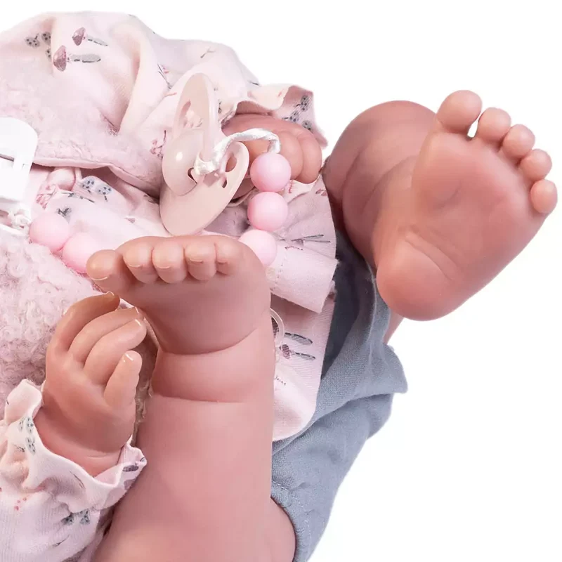 Sweet Reborn Nica con chaleco y lazo- Muñecas Antonio Juan
