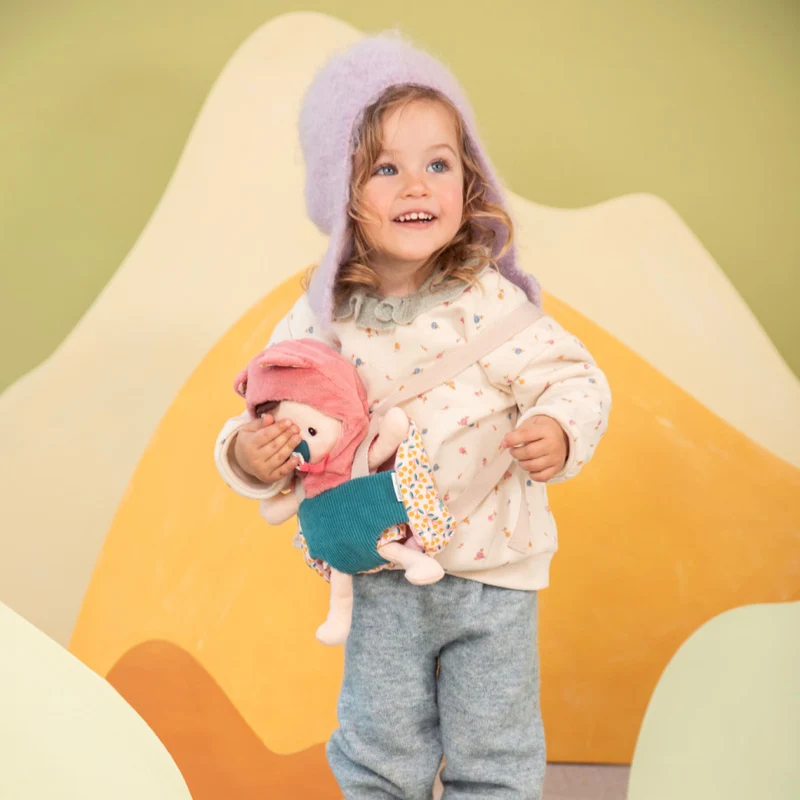 Bebé Jeanne con portabebés · Lilliputiens