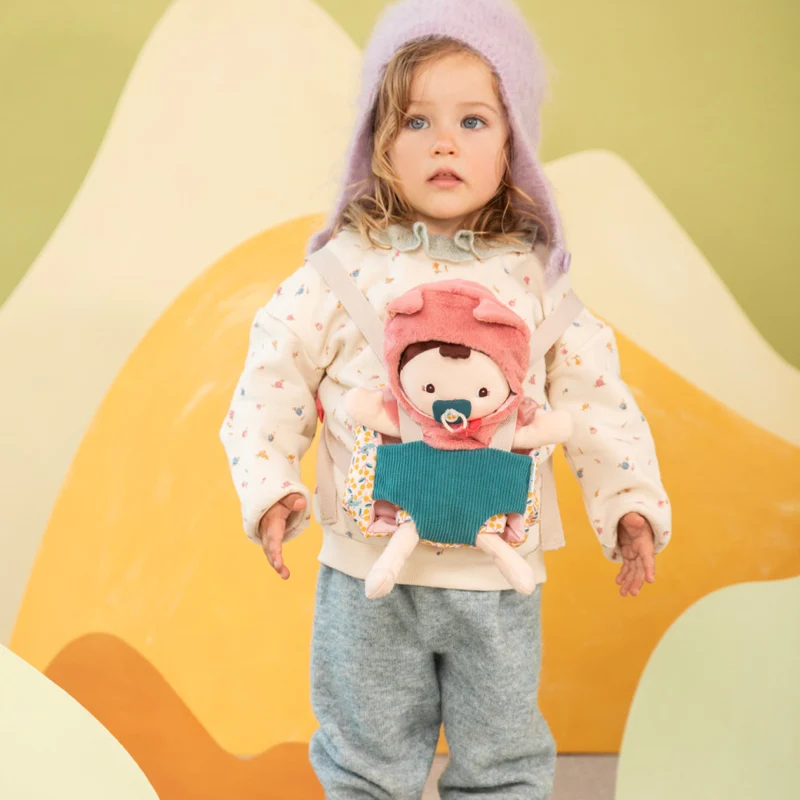 Bebé Jeanne con portabebés · Lilliputiens