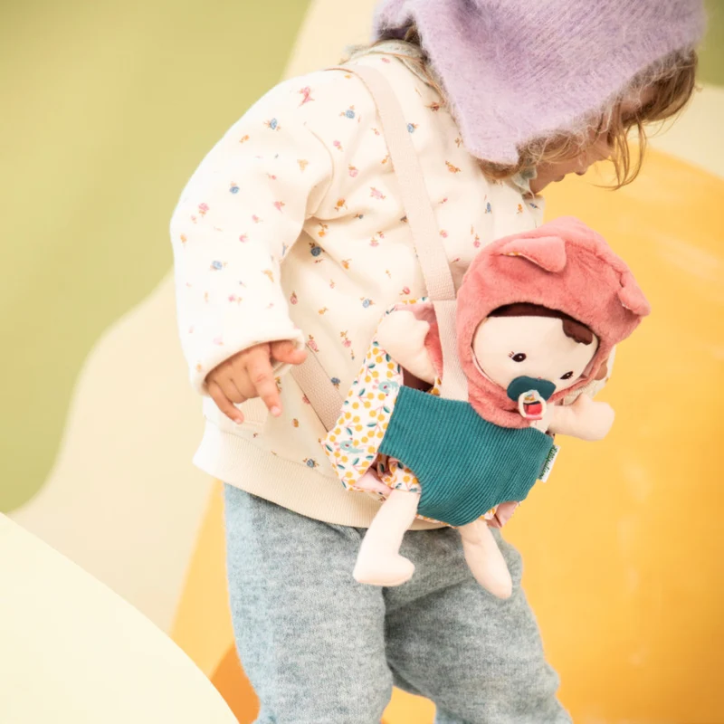 Bebé Jeanne con portabebés · Lilliputiens
