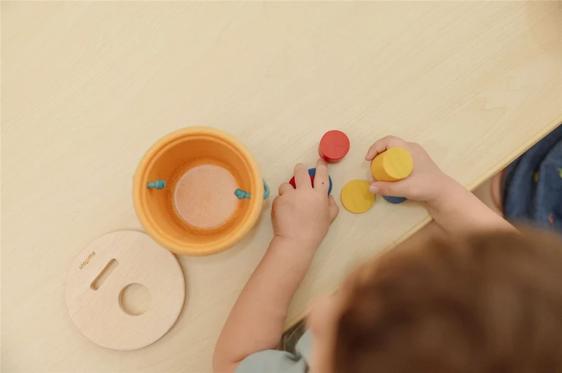 Cubo encaja y cae · Plantoys