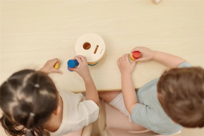 Cubo encaja y cae · Plantoys