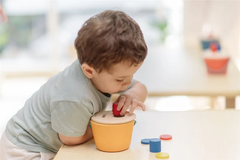 Cubo encaja y cae · Plantoys