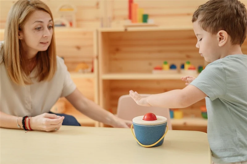 Cubo empuja y cae · Plantoys