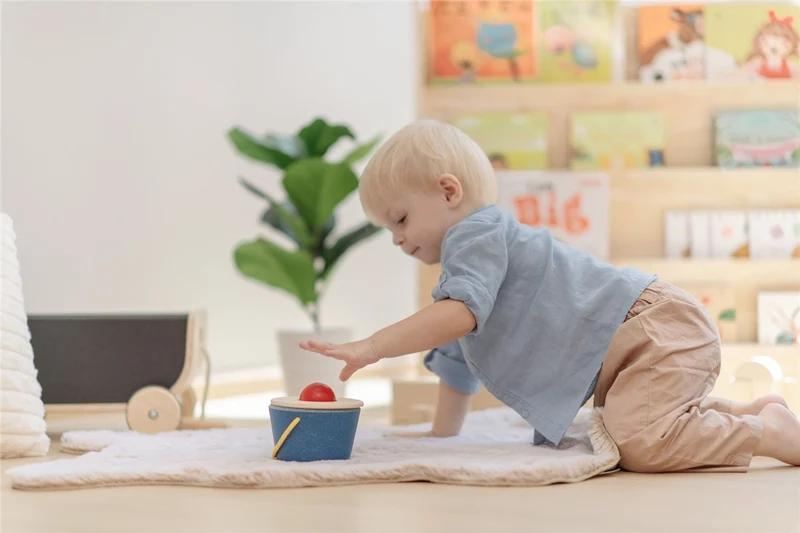 Cubo empuja y cae · Plantoys