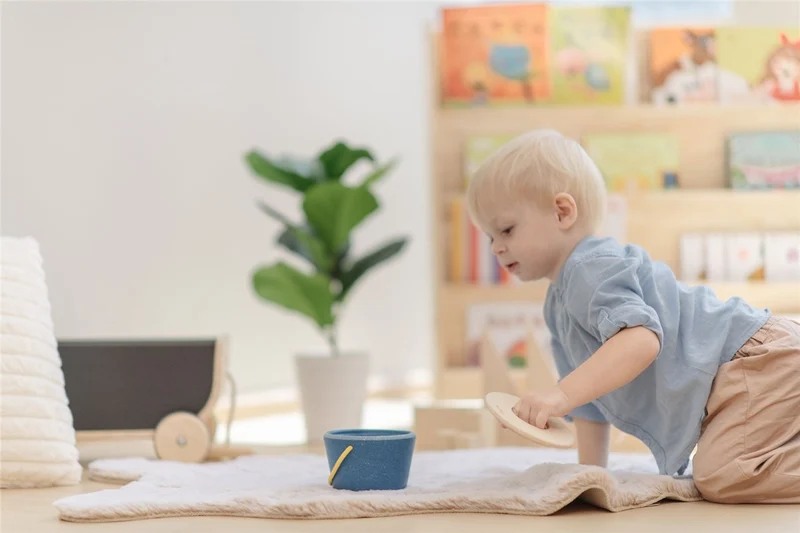 Cubo empuja y cae · Plantoys