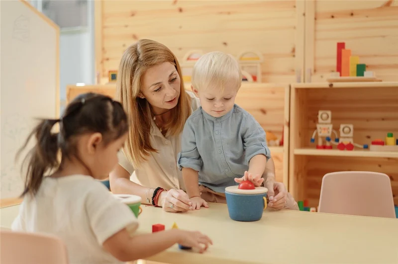 Cubo empuja y cae · Plantoys